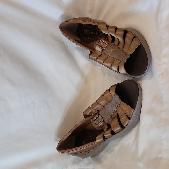 BZEES Frenzy Fisherman Open Toe Wedge T-strap Slip On Sandals Womens 10M - Picture 4 of 12